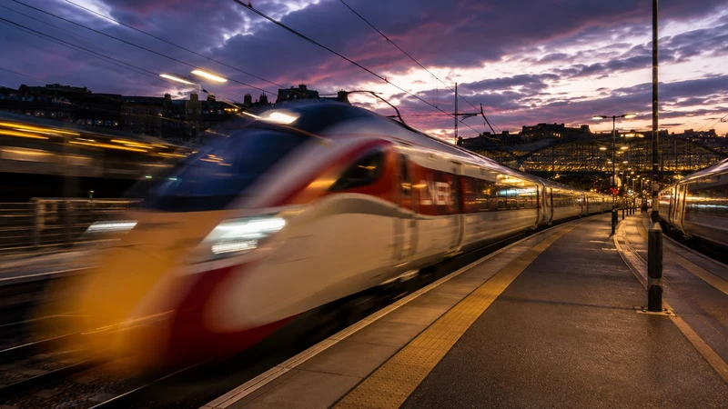 Edinburgh to London travel options